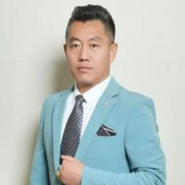 李伟
